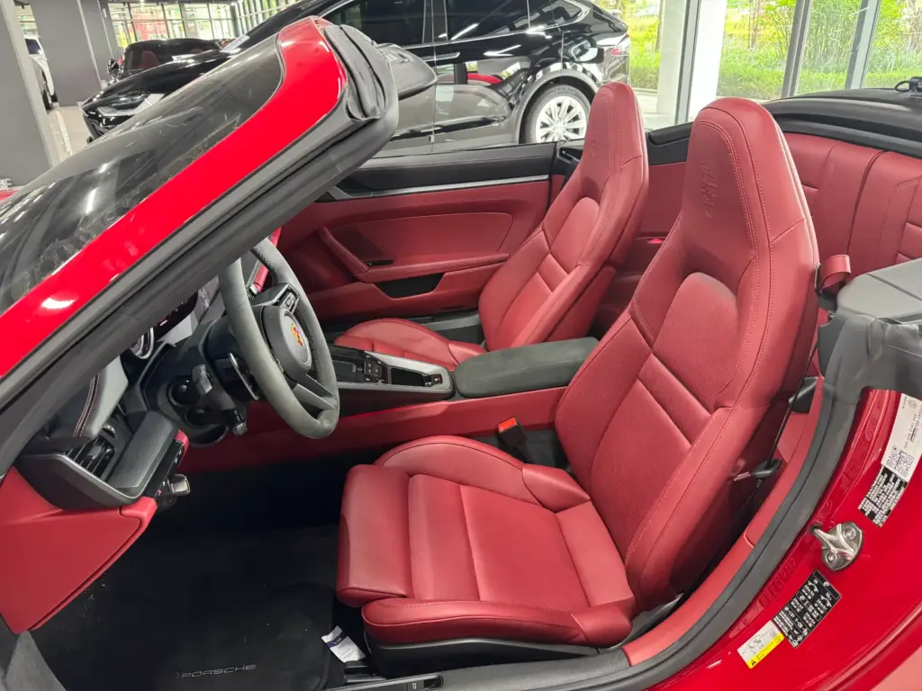Porsche 911 Carrera Cabriolet 2024