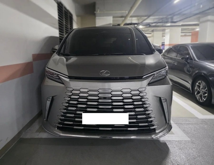 Lexus LM 500h Executive 6-seater 2025