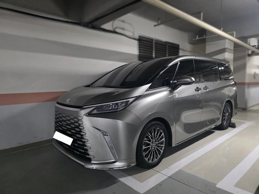 Lexus LM 500h Executive 6-seater 2025