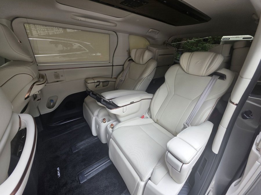 Lexus LM 500h Executive 6-seater 2025