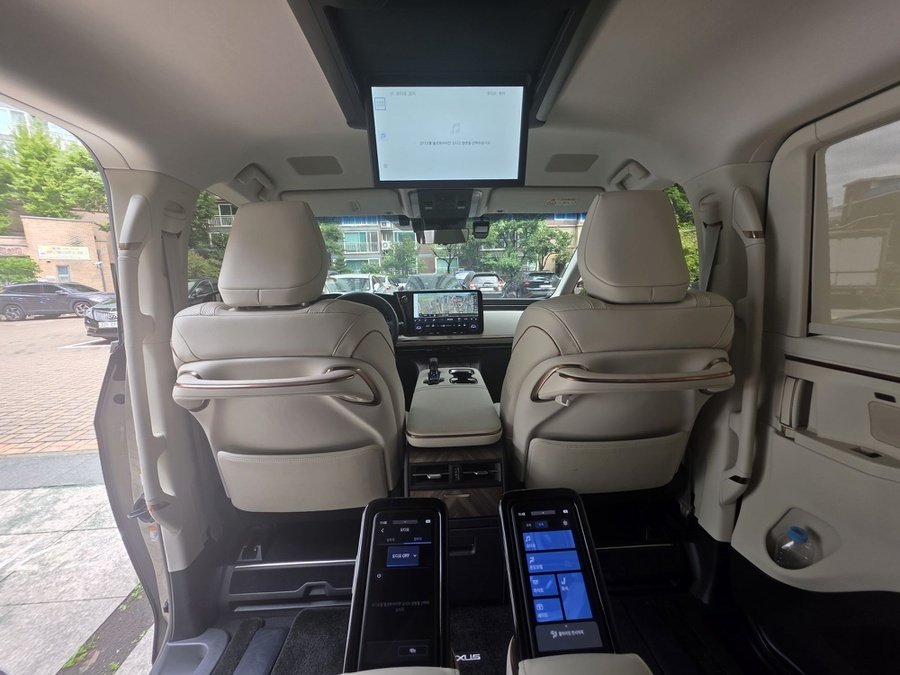 Lexus LM 500h Executive 6-seater 2025