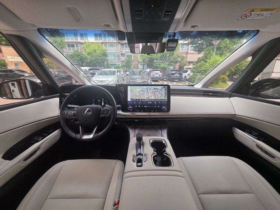 Lexus LM 500h Executive 6-seater 2025