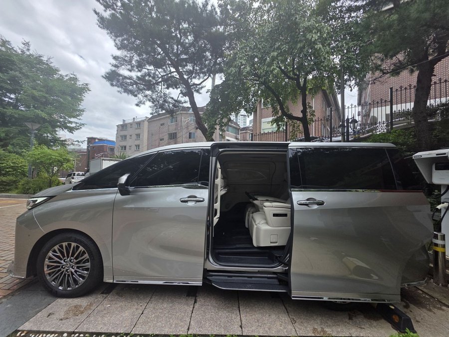Lexus LM 500h Executive 6-seater 2025