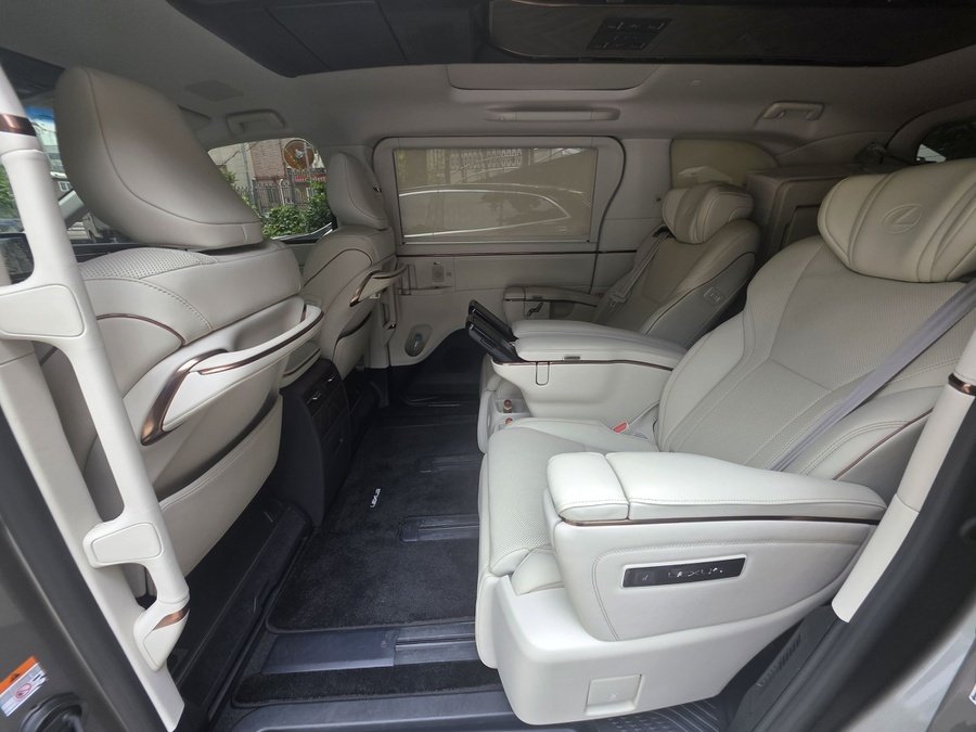 Lexus LM 500h Executive 6-seater 2025